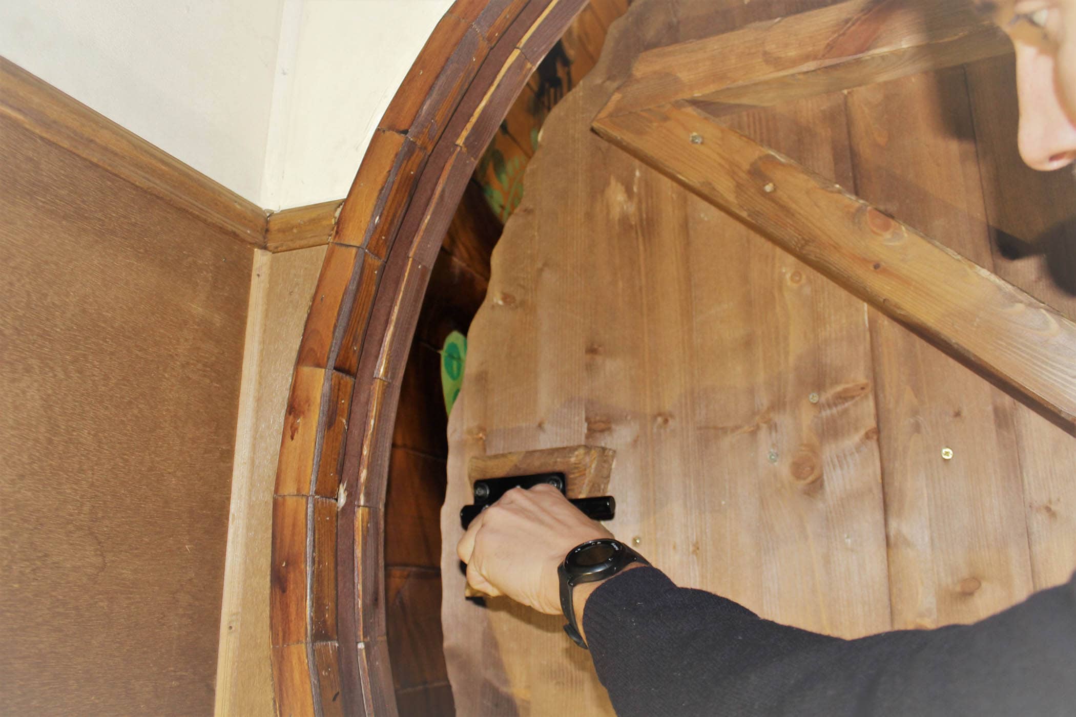 Un joueur ouvre une porte ronde lors d'un Escape Game inspiré du Seigneur des Anneaux