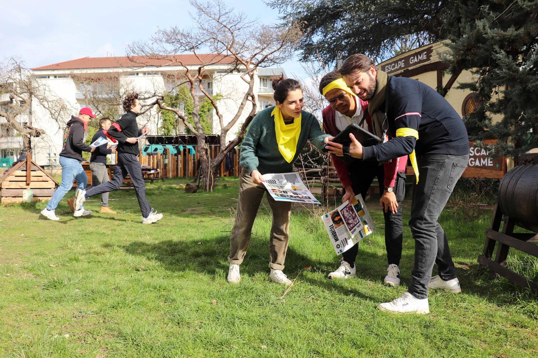 2 équipes jouent à l'aide de tablettes dans le Parc de Rueil-Malmaison lors d'un évènement d'entreprise