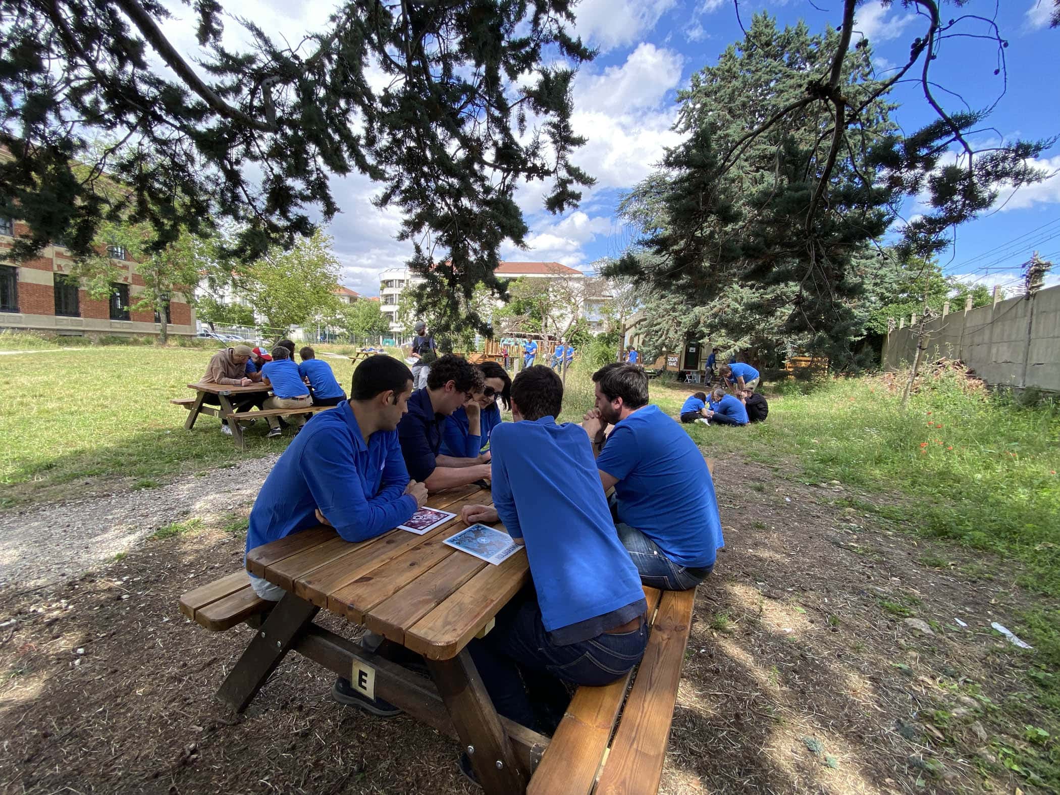 6 salariés de l'entreprise SCALLOG échangent sur les bonnes pratiques alimentaires autour d'une table dans les jardins du Château ETIC de Nanterre