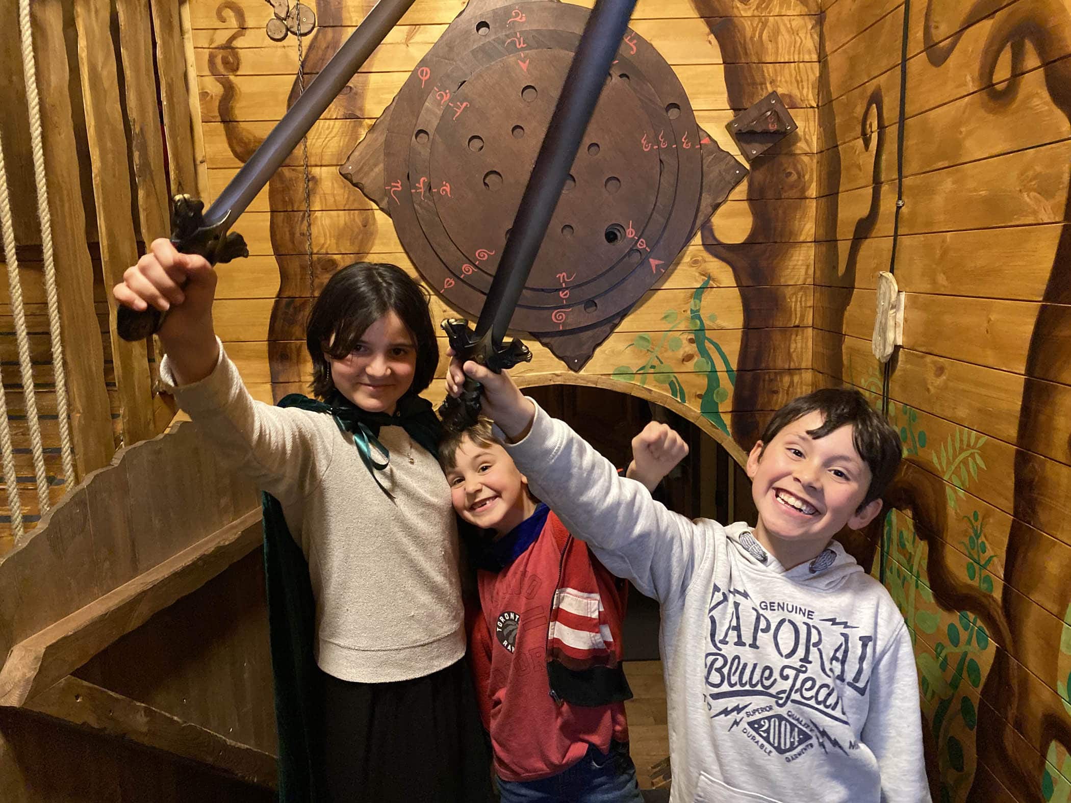 3 enfants de 7, 8 et 6 ans heureux d'avoir réussit "La Quête de L'Anneau" prennent la pose et fêtent leur victoire