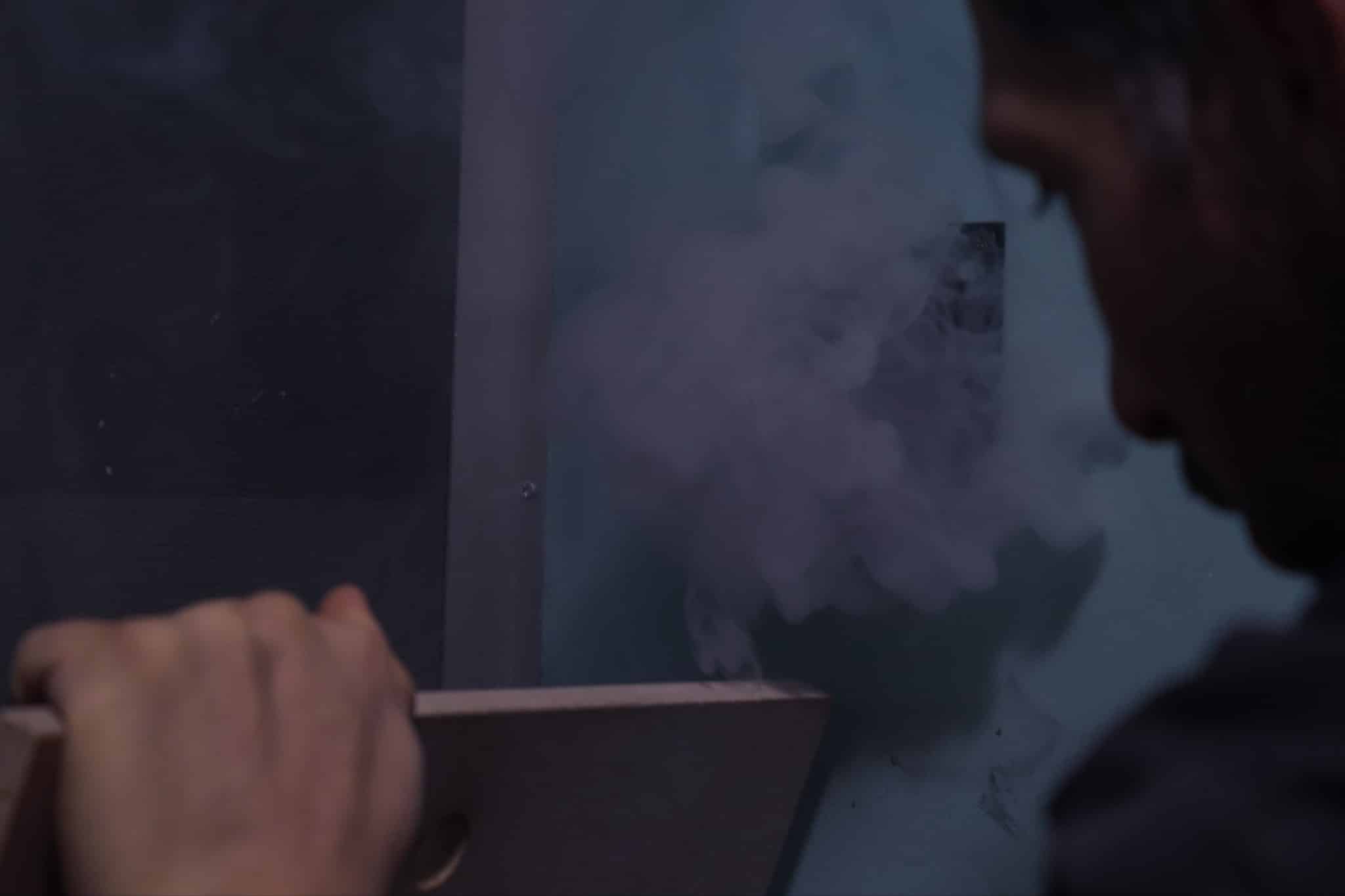 De la fumée se dégage d'une bouche d'aération lors d'un escape game