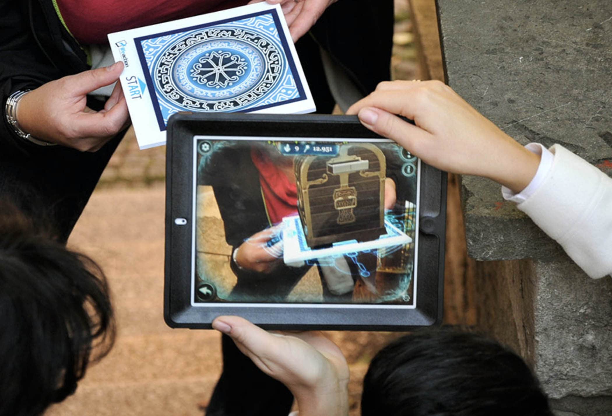 Photo d'un coffre apparaissant en réalité augmentée sur une tablette lors d'un jeu de piste organisé pour un centre de loisirs