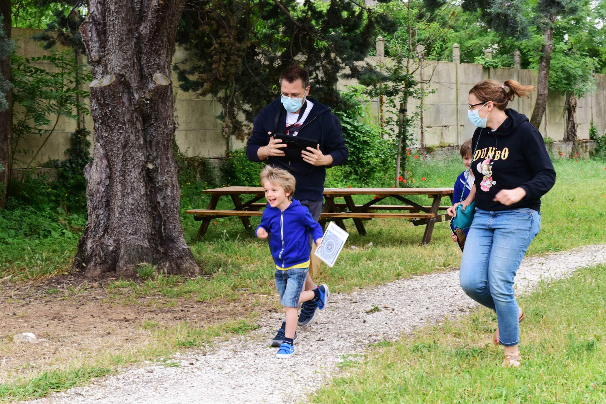 Une famille court dans le Parc du Bois-Préau pendant un escape game