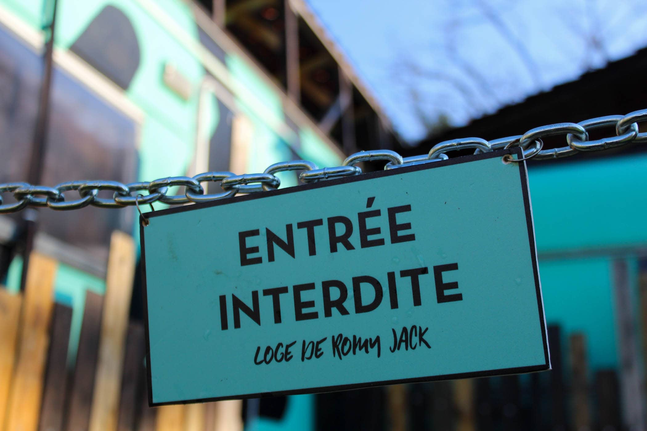 Photo d'un panneau "accès interdit" d'un Escape Game dans les Hauts-de-Seine, sur le thème de la "magie"