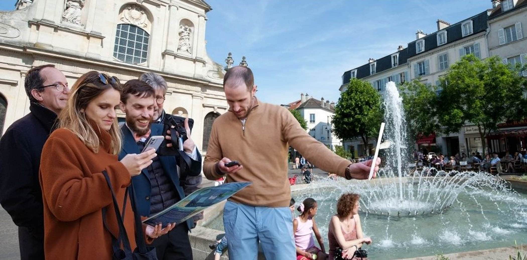 Photo d'un équipe de joueurs utilisant smartphones et tablettes lors d'un escape game en réalité augmentée à Rueil