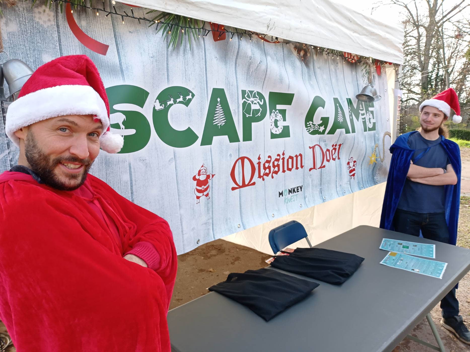 Accueil par les maitres du jeux devant l'escape game "Mission Noel"