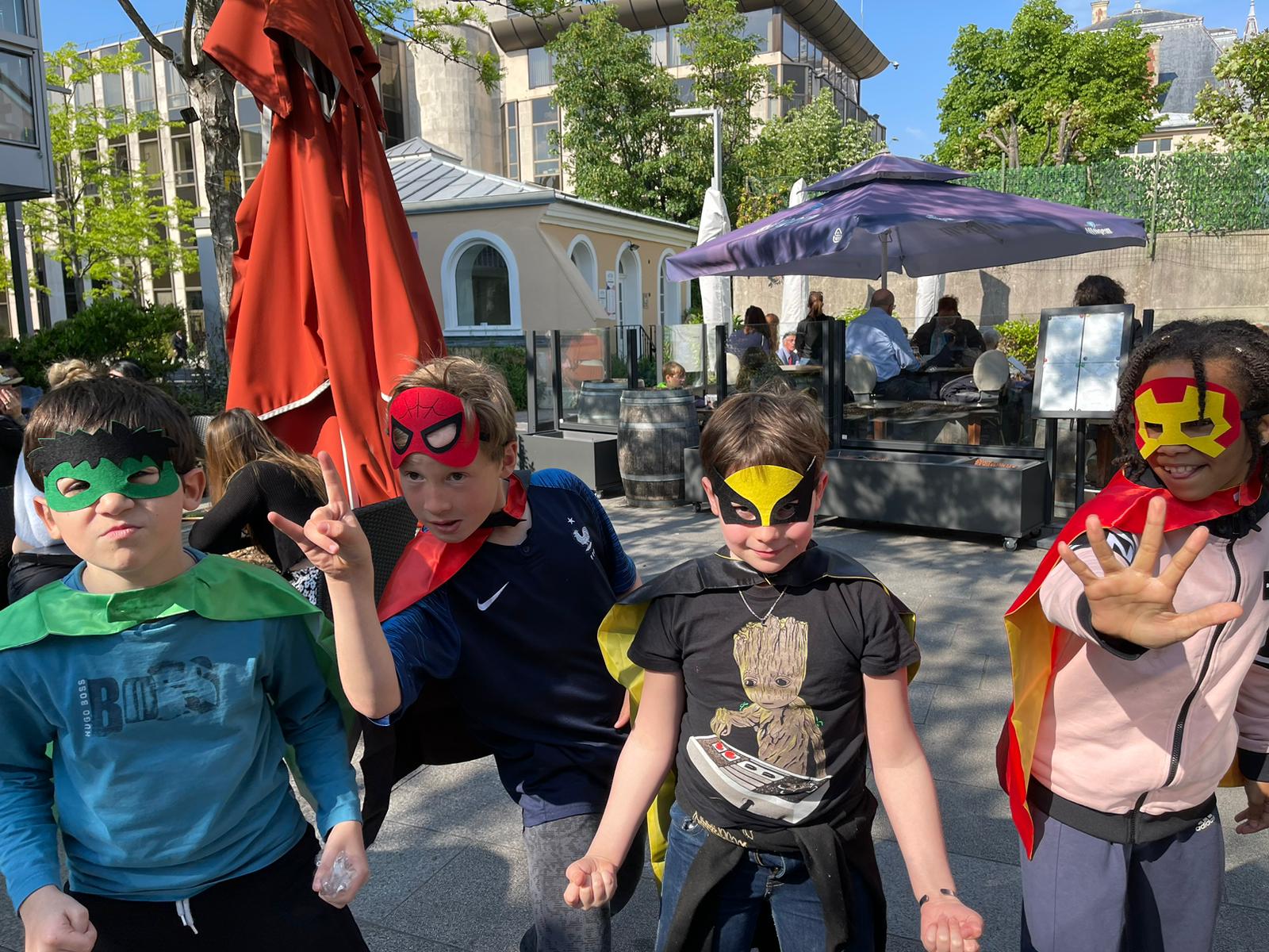 Un groupe d'enfants déguisés en super-héros joue à un escape game lors d'un anniversaire dans le centre ville de Rueil-Malmaison
