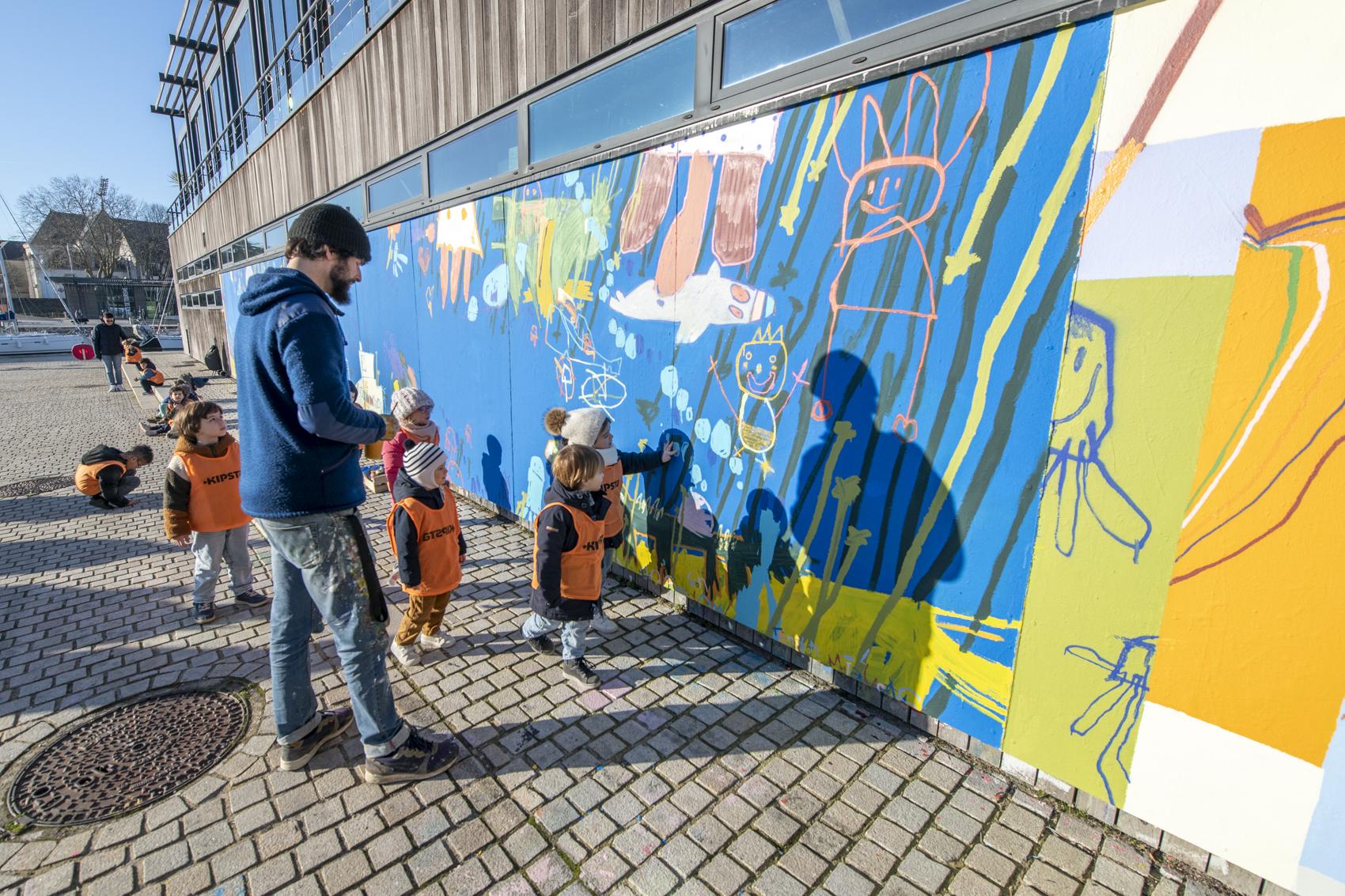 Fresque à Vannes Réalisation d'une fresque par des enfants.