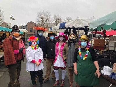 Défilé costumé au marché.