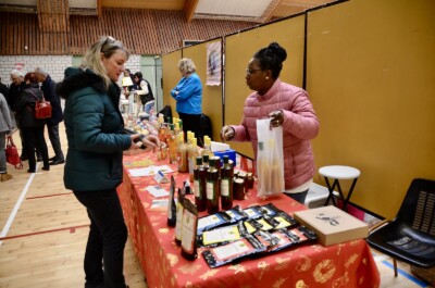 Dégustation de produits à la fête du commerce.